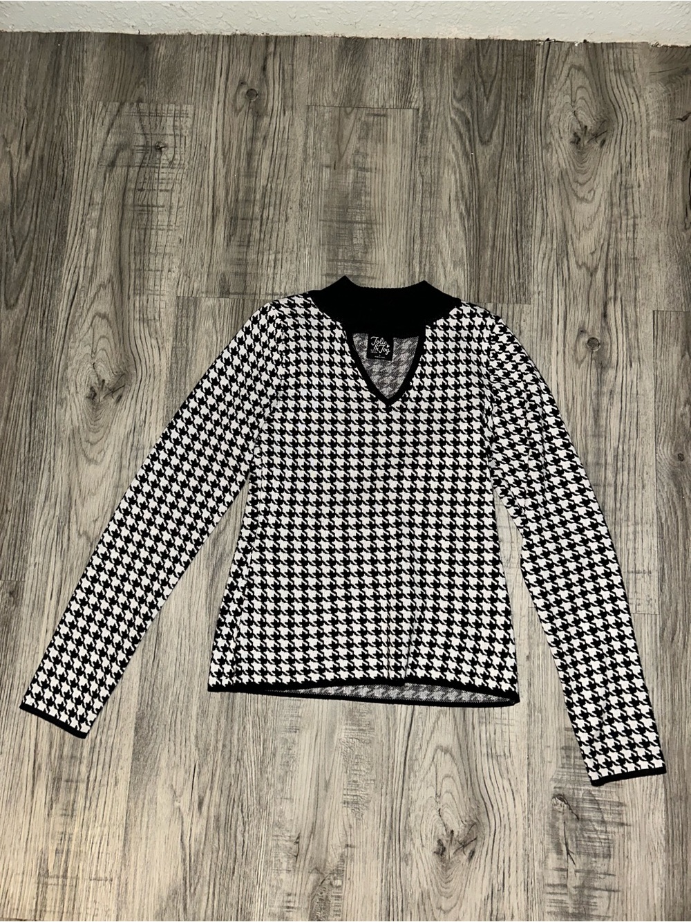 Elegant Houndstooth V-Neck Sweater - Black & White